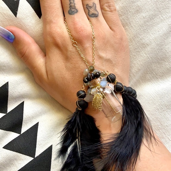 ⚡️ ONYX & TOURMELATED QUARTZ FEATHER HAND CHAIN ⚡️ - Picture 2 of 8